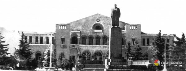 Фото столетия : Театральная площадь в г. Сталинир (Цхинвал) примерно 1950г.(уникальное фото)