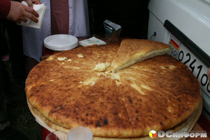 Фото из прошлого :В Цхинвале приготовили самый длинный шашлык и самый большой осетинский пирог