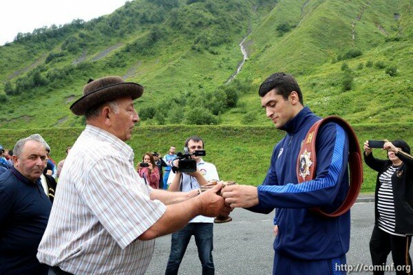 Южная Осетия встретила своего чемпиона - Арсамаг Зассеев вернулся на Родину. Фото