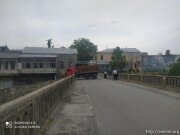 Проезд запрещен: водителям грузовых автомобилей вновь напомнили о запрете проезда по "старому мосту" Цхинвала