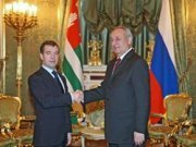 Россия и Абхазия заключили 10 соглашений о сотрудничестве, в т.ч. по военной базе в Абхазии