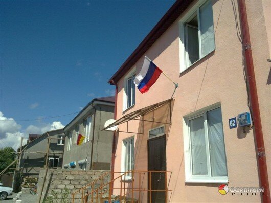 Жители Цхинвала вывесили российские и осетинские флаги на своих домах