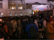 Милиция вытеснила толпу с площади перед ТЦ возле Киевского вокзала
