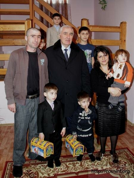 Президент Южной Осетии поздравил с наступающим Новым годом многодетную семью