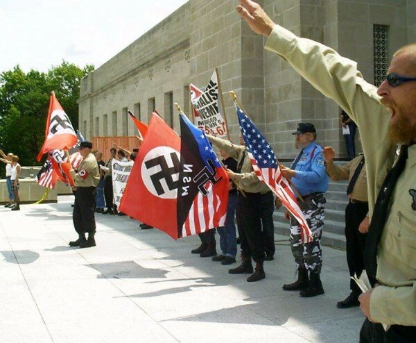 В США зарегистрирована Американская нацистская партия. Не запрещено использование свастики и фашистских атрибутов.