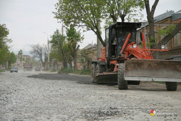 Столичный ЖКХ ведёт работы по выравниванию дорожного полотна по улице Осетинская