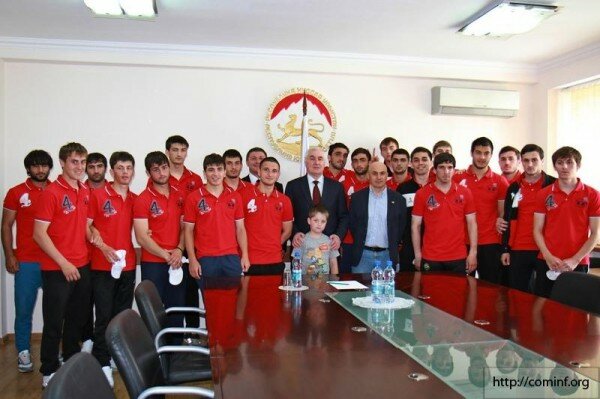Леонид Тибилов встретился со сборной Южной Осетии по футболу