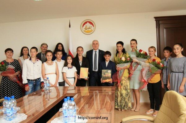 Президент Южной Осетии встретился с детским ансамблем «Ирон»