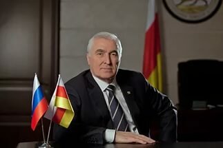 Поздравление Президента Республики Южная Осетия Леонида Тибилова с Днём России