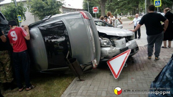 Фото дня : Автомобильная авария на перекрестке ул. Октябрьской и ул Кочиева
