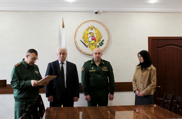 Ибрагим Гассеев передал первую Медаль Хубулова на почетное хранение его семье
