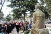 В Цхинвале состоялось возложение цветов к памятнику Васо Абаеву