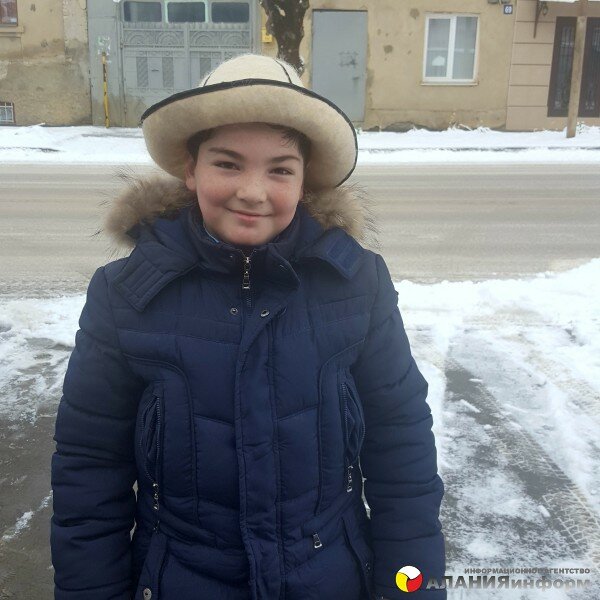 Фото дня : Ученик школы № 2 Ацамаз в национальной шапке сделанной в Южной Осетии
