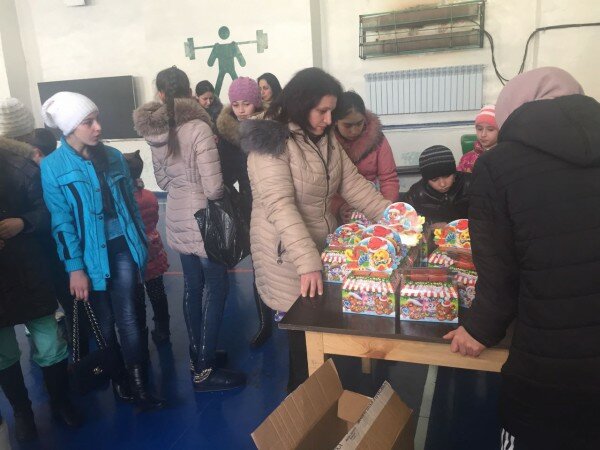 Дети кударского ущелья получили новогодние подарки от Федерации спортивной борьбы Южной Осетии