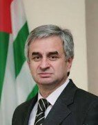 Рауль Хаджимба поздравил Анатолия Бибилова с избранием на должность президента Южной Осетии
