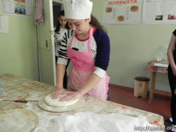 Учащиеся РСЮН продемонстрировали свое умение в приготовлении осетинских пирогов