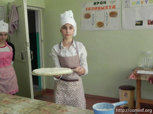 Учащиеся РСЮН продемонстрировали свое умение в приготовлении осетинских пирогов