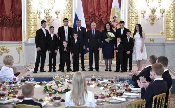 Владимир Путин наградил семью Габеевых из Северной Осетии орденом «Родительская слава» (видео)