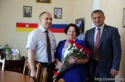 Президент Южной Осетии Анатолий Бибилов поздравил профессора ЮОГУ Зою Битарты с юбилеем