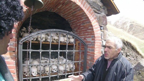 В Казбегском районе Грузии грузинские варвары разрушили осетинские могилы и выставили черепа на всеобщее обозрение