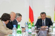Президент Южной Осетии принял участников межрегионального симпозиума художников юга России
