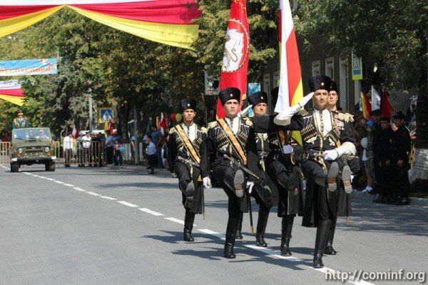 Военный парад в честь Дня Республики прошел в Цхинвале