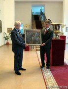 Югоосетинскому музею подарили картину приднестровского художника