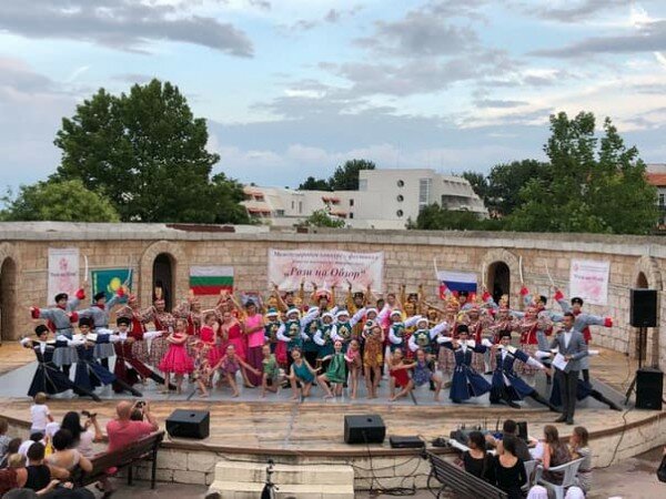 Югоосетинский детский ансамбль танца «Кафт» занял первое место на XVIII Международном конкурсе-фестивале хореографического искусства «Розы обзора» в Болгарии. 