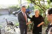 Бибилов подарил инвалидные коляски детям с ДЦП