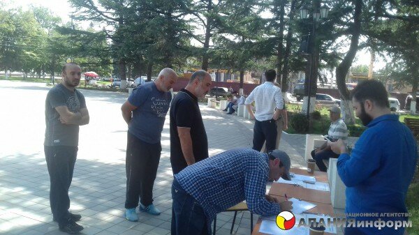 В поддержку наших парней Албегова и Сланова в Цхинвале за полтора дня собрано 2 000 подписей