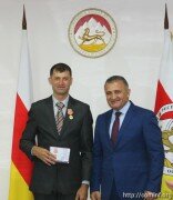Бибилов наградил альпинистов Южной Осетии, совершивших восхождение на Эльбрус и Казбек