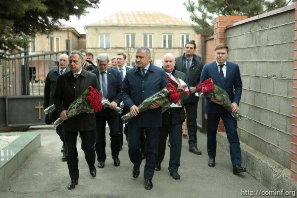 Анатолий Бибилов и Виталий Мутко возложили цветы к Мемориальному комплексу жертвам грузинской агрессии