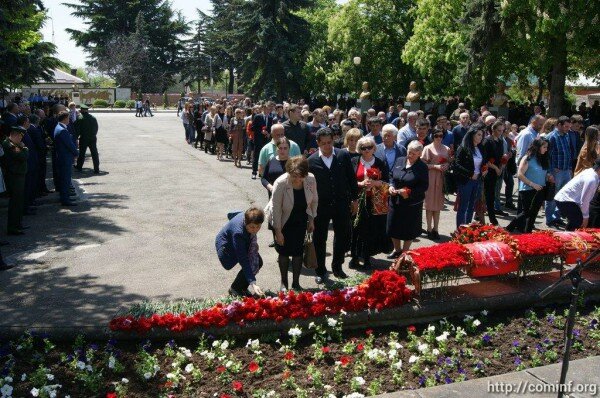 Помнить каждого ветерана: в Цхинвале возложили Гирлянду Славы к Вечному огню