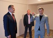 Анатолий Бибилов вручил ключи от квартиры Сослану Рамонову