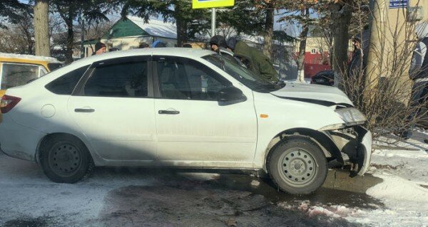 Первый снег, гололед, авария: в Цхинвале столкнулись две легковушки