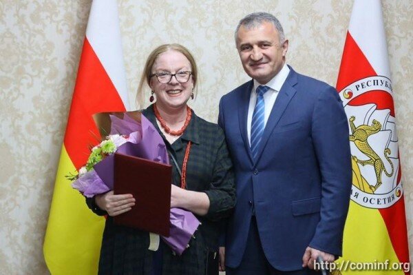 Президент Южной Осетии вручил артистам высокие награды ко Дню театра