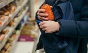 Потерявшие работу украинцы начали воровать еду в магазинах
