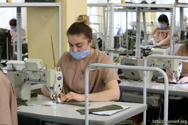 На Цхинвальской фабрике приступили к пошиву защитных костюмов для медработников