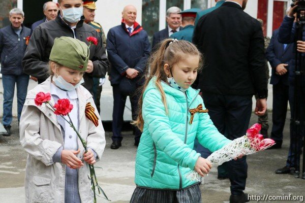 В столичной школе Южной Осетии открыли памятник Герою Советского Союза Константину Кочиеву