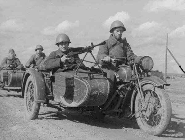 Кулумбегов Андрей ,Алан и Гассиев Сослан отреставрировали мотоцикл времен ВОВ