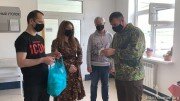 Цхинвальские волонтеры передали защитные маски персоналу Ленингорской больницы