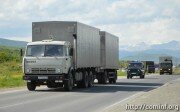 Милицейские экипажи сопровождают машины, обеспечивающие Южную Осетию товарами из России