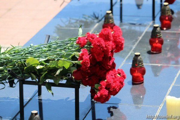 Возложение цветов к памятнику жертвам Зарской трагедии. 