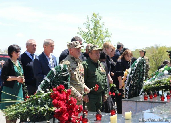 Возложение цветов к памятнику жертвам Зарской трагедии. 