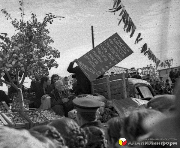 Фото из прошлого. Дменисцы на параде 1 мая 1957