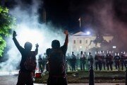 Протестующие в Вашингтоне осадили Белый дом во время комендантского часа