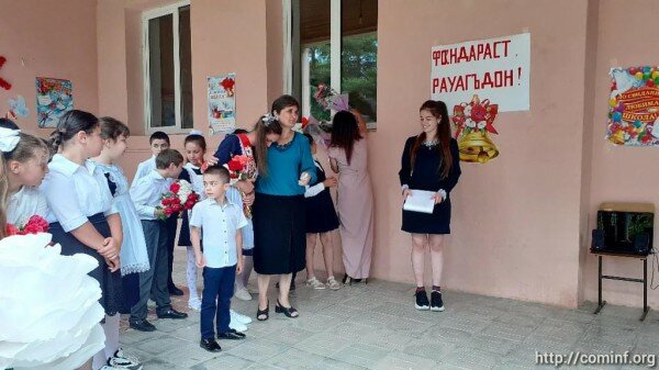 Две школы в Южной Осетии простились с единственными выпускниками