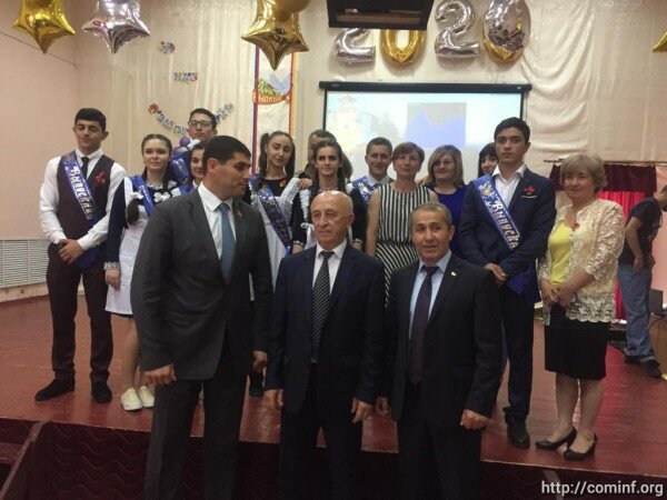 Подарок к выпуску: коммерческий банк Южной Осетии оказал финансовую помощь выпускникам - сиротам
