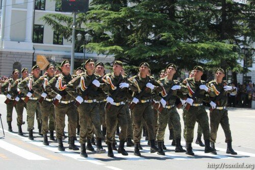 Более тысячи военнослужащих, ветераны и курсанты вузов РФ: Парад Победы в Цхинвале