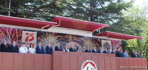 Более тысячи военнослужащих, ветераны и курсанты вузов РФ: Парад Победы в Цхинвале